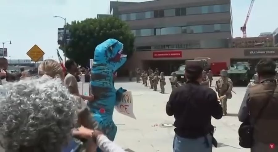 הדינוזאור בהפגנה