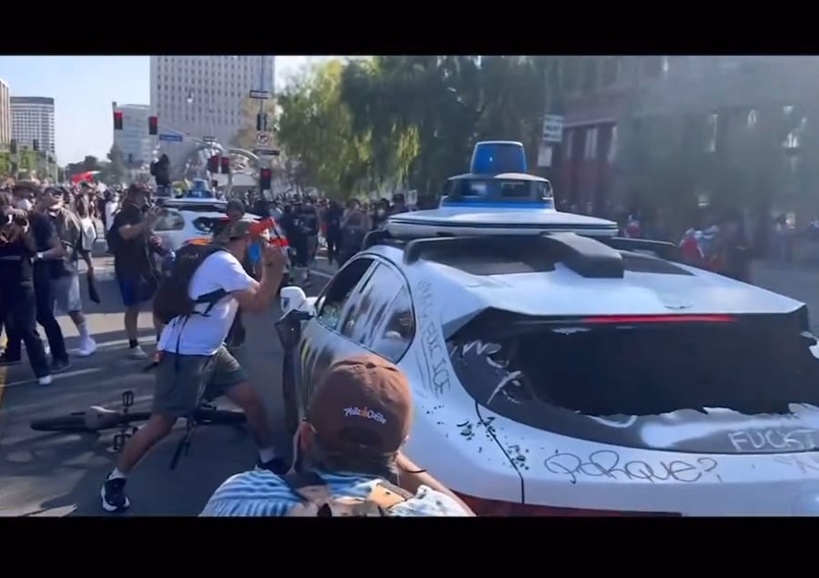 השחתת הרכבים האוטונומיים במחאות