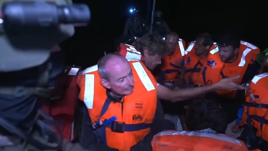 לוחמי השייטת מחלקים מים ומזון לפעילים