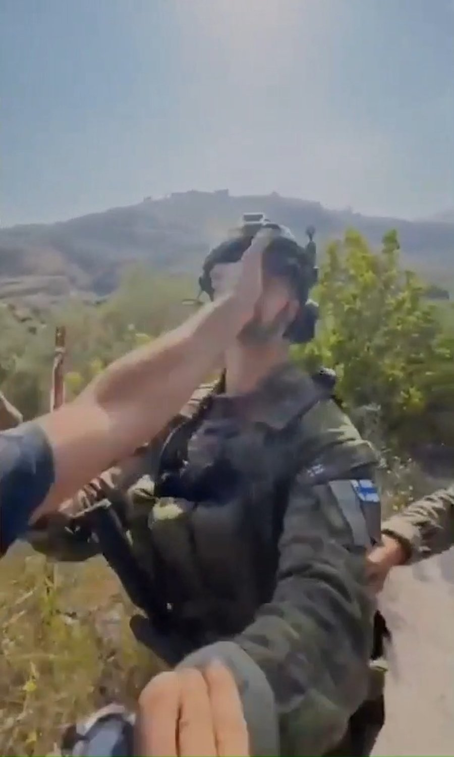 חייל יוניפי"ל חוטף סטירה