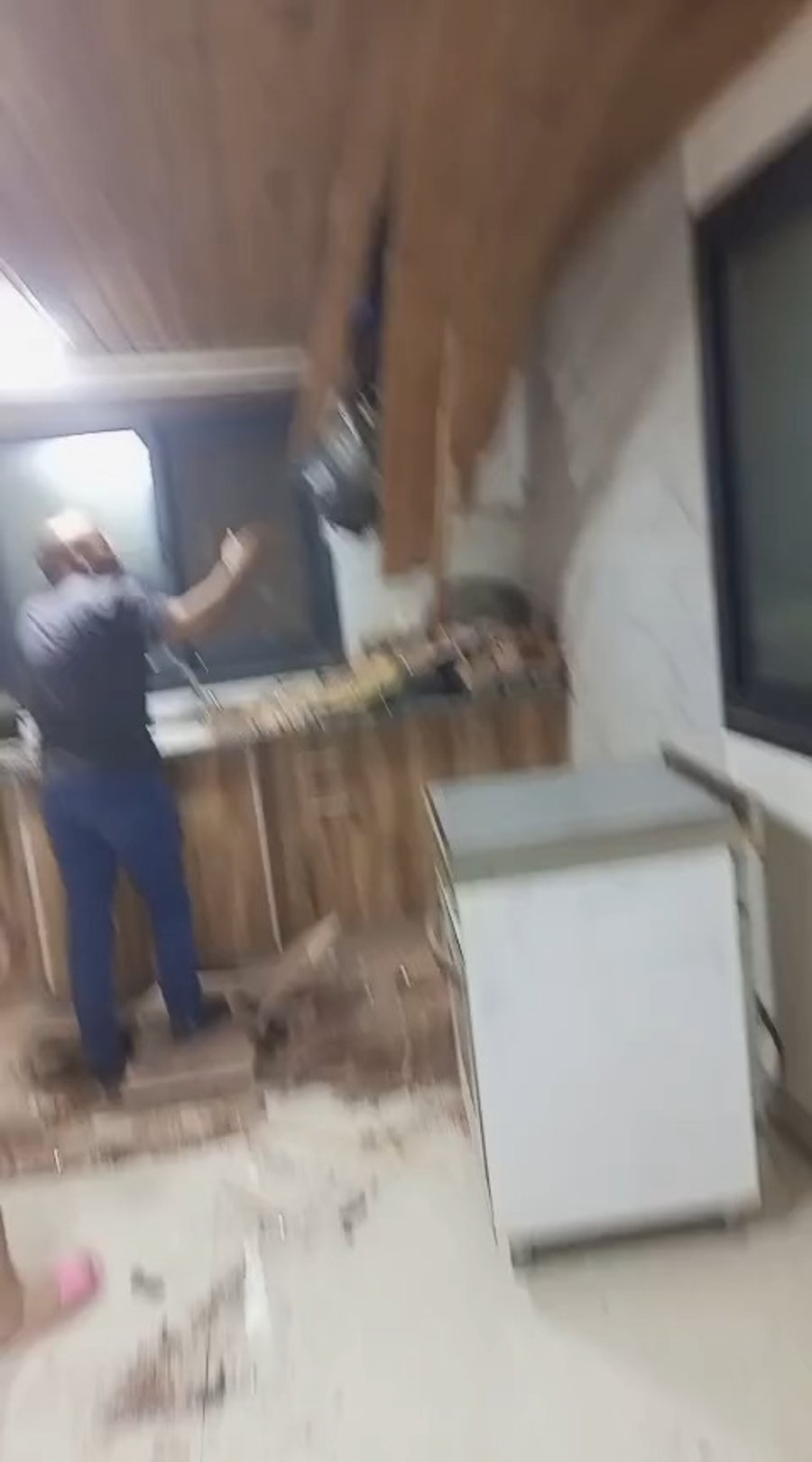 מתוך הבית בו נפלו רסיסים מטיל היירוט באזור חדב אל-אלקא בעיר דורה