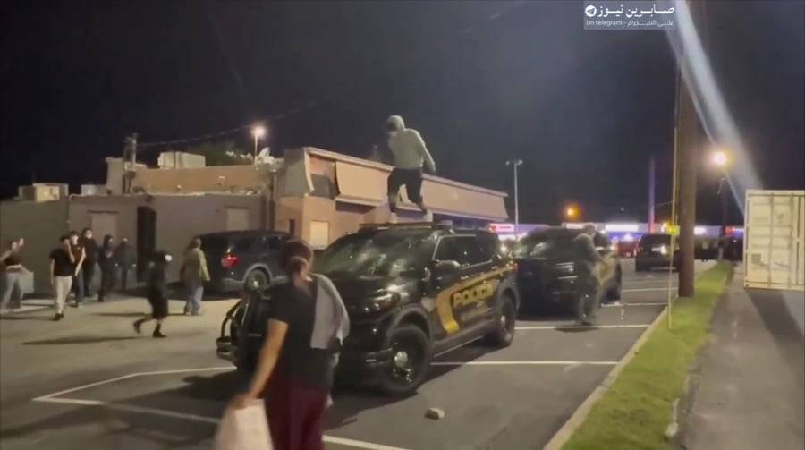 מפגין משחית ניידת משטרה