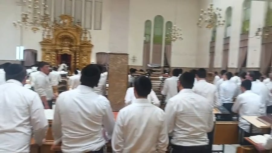 התפילות בישיבת פוניבז'