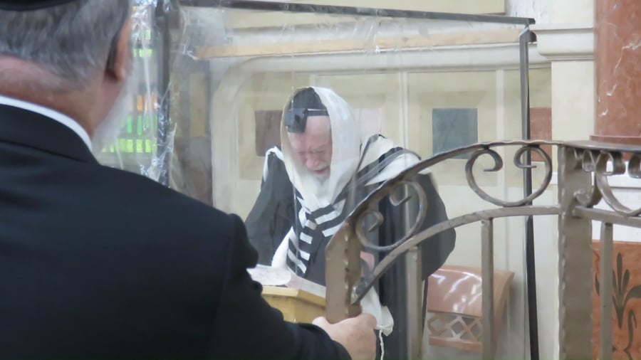 הגר"י זילברשטיין באמירת אבינו מלכינו הבוקר - בדמעות