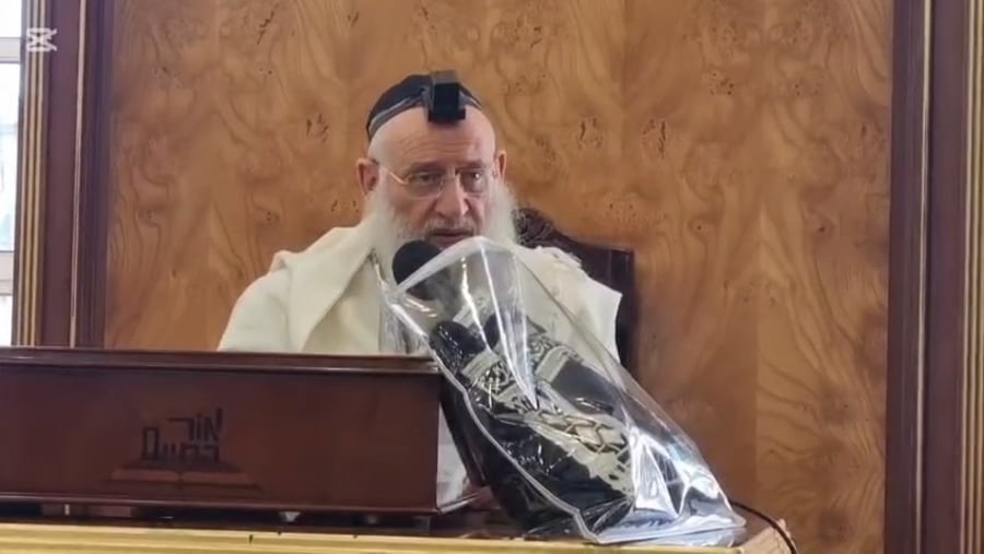 הגר"ר אלבז בדבריו בהיכל ישיבתו