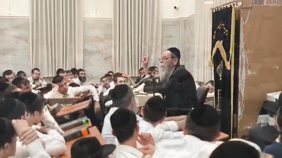 הגאון רבי ישראל בונים שרייבר בשיחה בבית השם