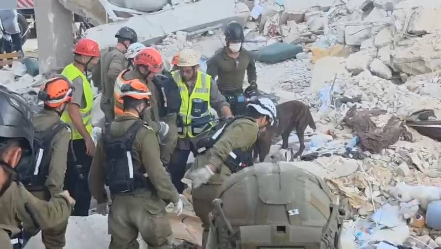 החיפושים בזירת ההרס עם הלוחם על ארבע מיכ"ל "לוקי"