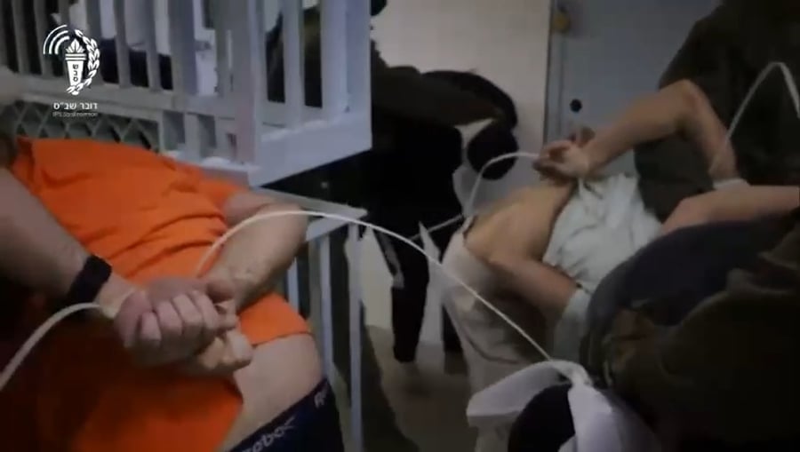 היחידה העילית משתלטת על האסירים | צפו