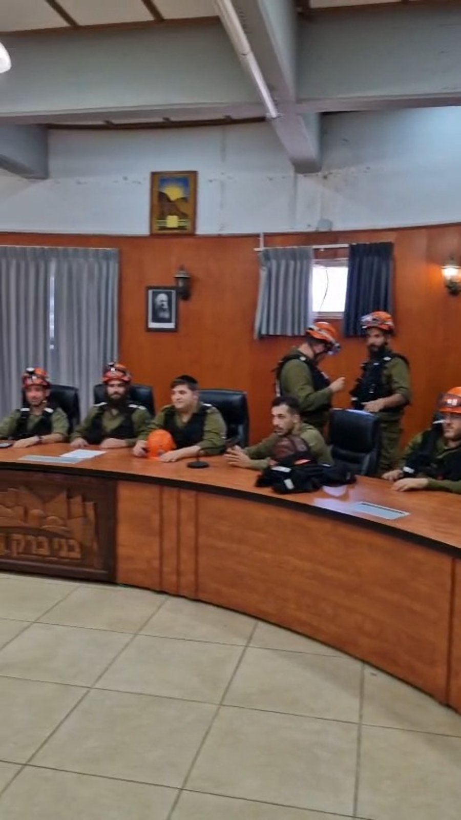 לוחמים חרדים מפיקוד העורף במליאת עיריית בני ברק