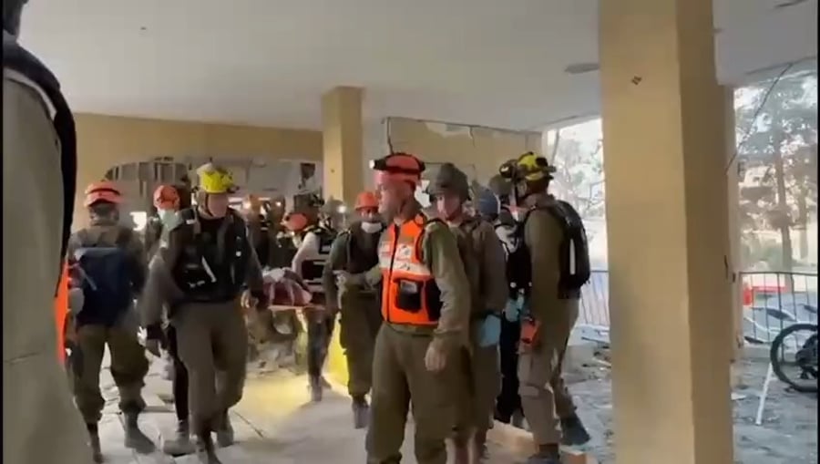 חילוץ שורד שואה מההריסות ברחובות