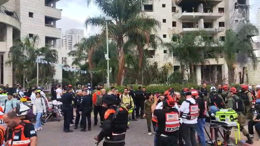 כוחות החילוץ ופייקוד העורף הבוקר סמוך לזירה הפגיעה בפתח תקוה 