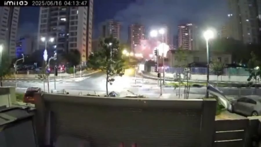תיעוד מצמר של הפגיעה הישירה הלילה בפתח תקוה