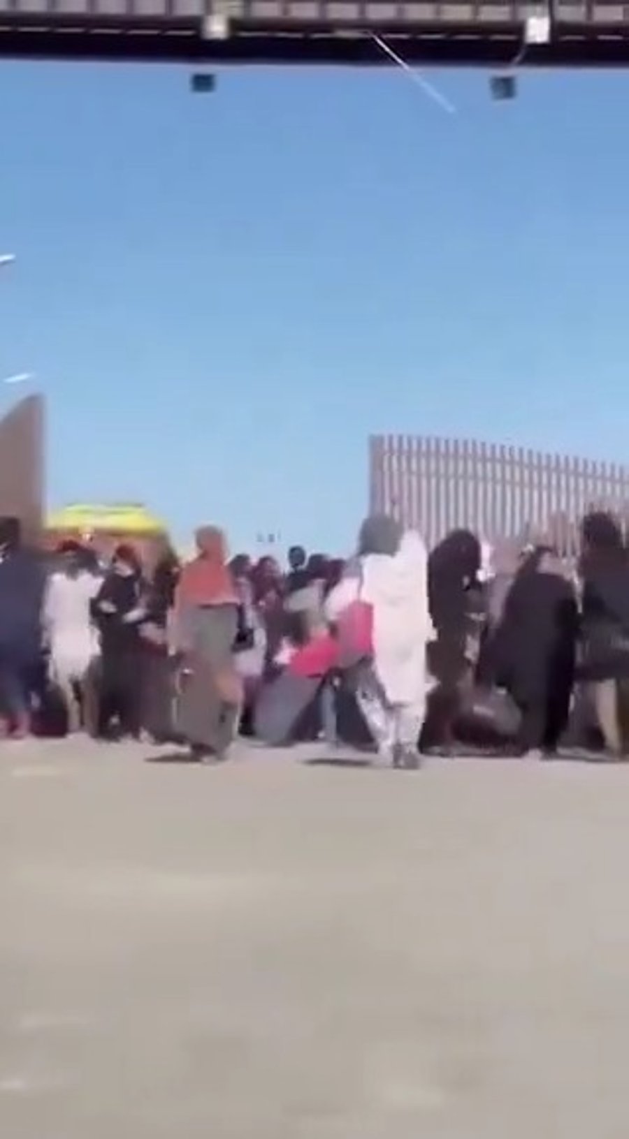 אזרחים איראנים נמלטים לפקיסטן