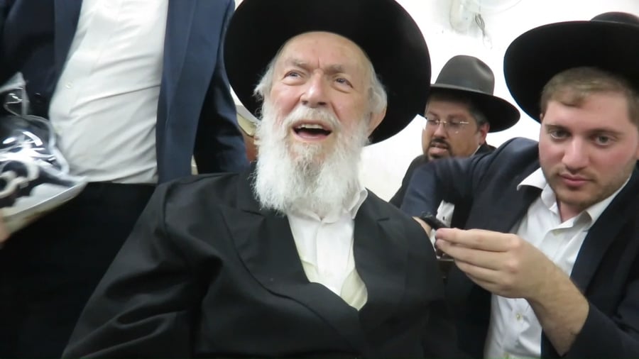 הגר"י זילברשטיין: לקנות משהו לאישה שהיתה לבד בבית באזעקות