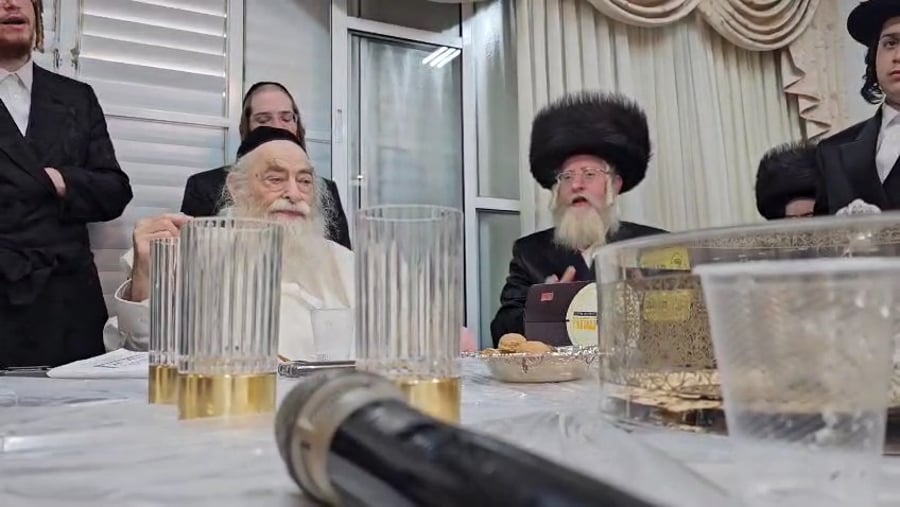 מקהלת ויז'ניץ בחוה"מ פסח האחרון בביתו של ר' יצחק אונגר ז"ל