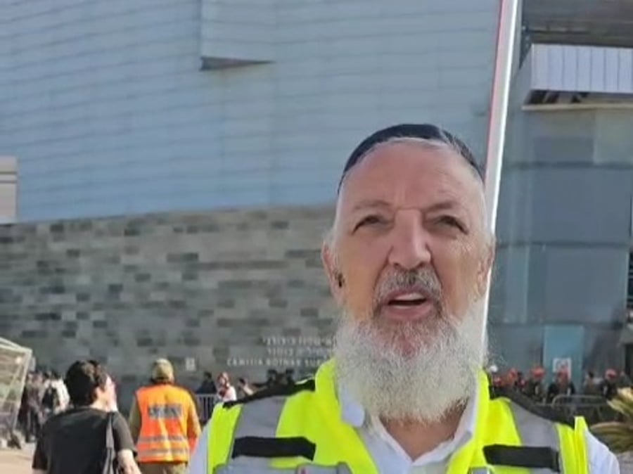 יצחק בן שטרית מתנדב זק"א מרחב נגב - צוות באר שבע בעדכון ישיר מזירת הנפילה בבית החולים סורוקה בעיר