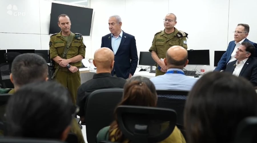 ראש הממשלה בבסיס אגף המודיעין