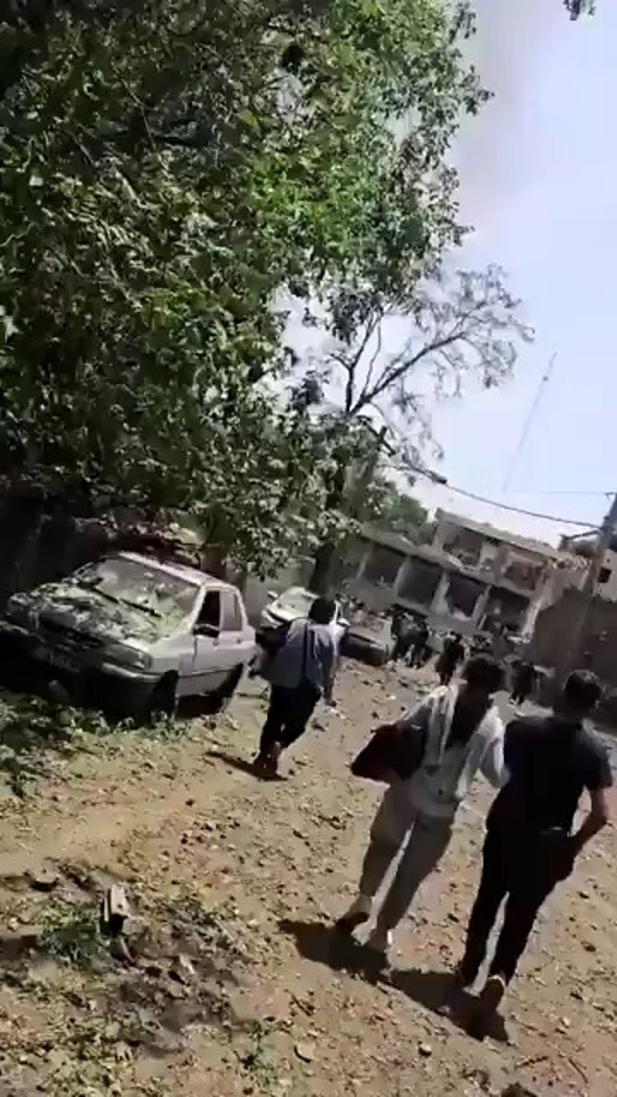 אסירים נמלטים מבית הכלא שהופצץ