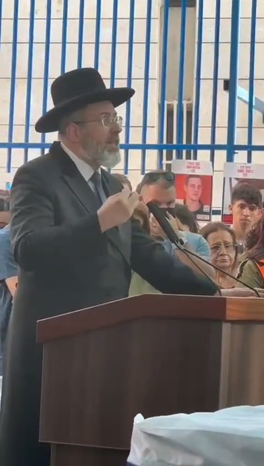 הרה"ר הגר"ד לאו בהספדו