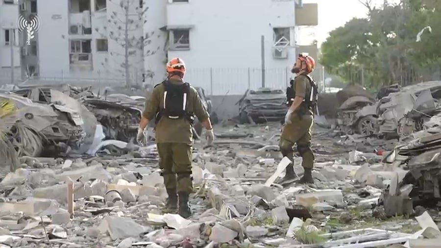 כוחות פיקוד העורף בזירת הנפילה בבאר שבע