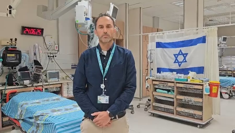 ד"ר צחי סלוצקי, סגן מנהל סורוקה, בעדכון על הפצועים שהגיעו למלר"ד