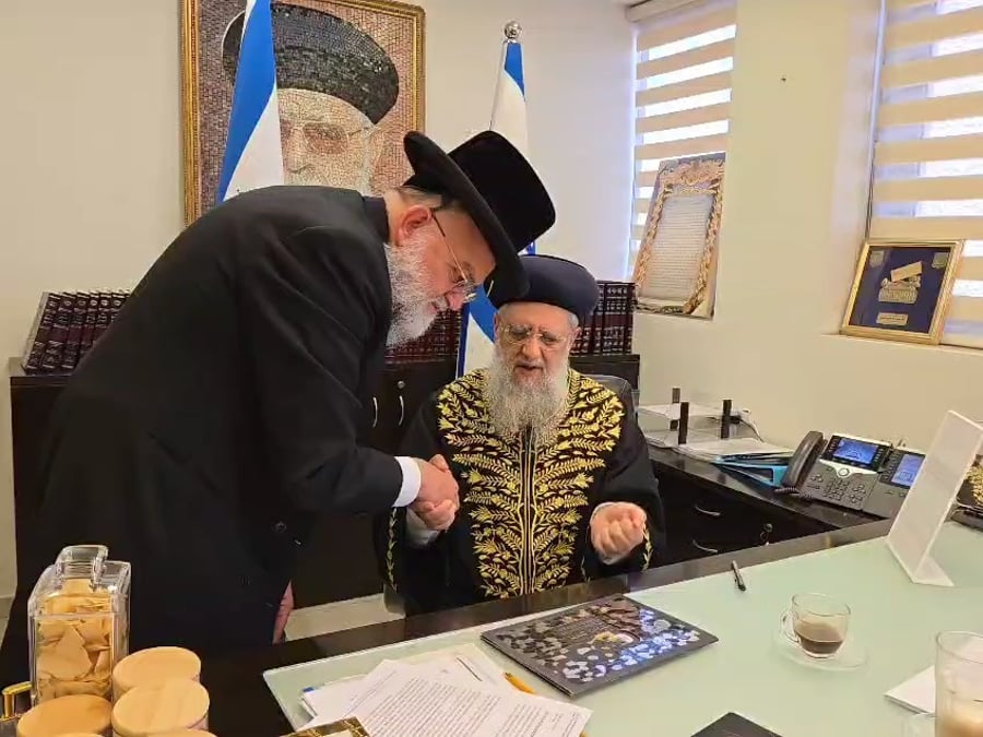 יו"ר עמותת 'חיים לילד' הרב ראובן סקלר, מתברך אצל הראשון לציון הגאון רבי דוד יוסף שליט"א 