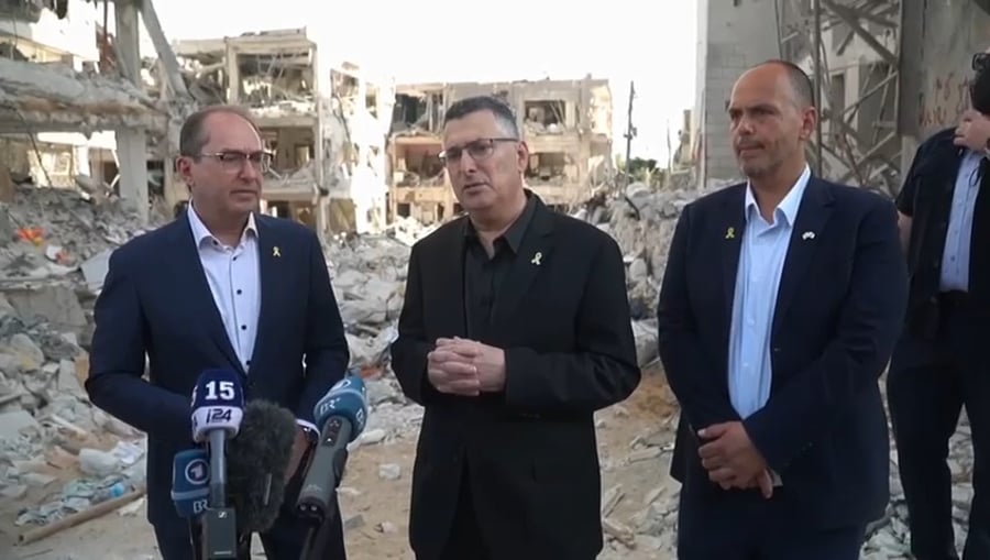 שר החוץ גדעון סער עם שר הפנים הגרמני בזירת הנפילה בבת ים