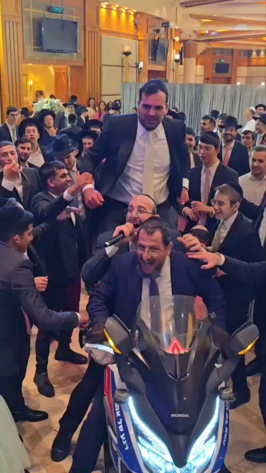 הזמר פיני איינהורן שר ברכיבה על אופנוע של זק"א בחתונה המדוברת