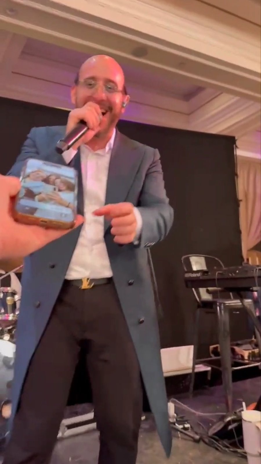 האייפון מוחזר לזמר פיני איינהורן