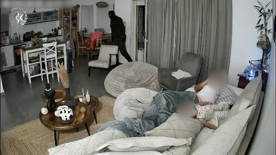 הפורץ בסלון הבית 