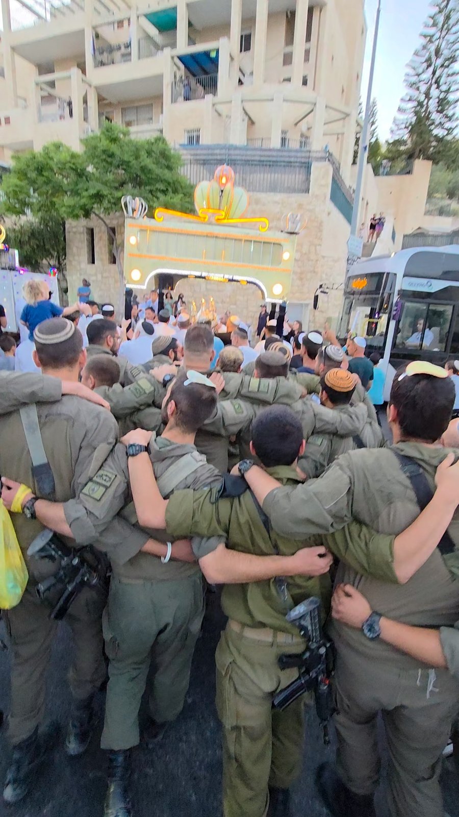 ריקודי השמחה בהכנסת ספר התורה של יד לאחים