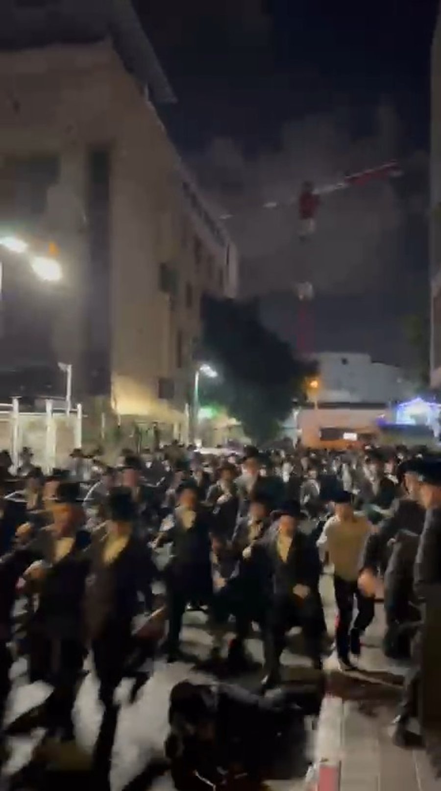 החסידים מלווים את האדמו"ר לפנות בוקר 