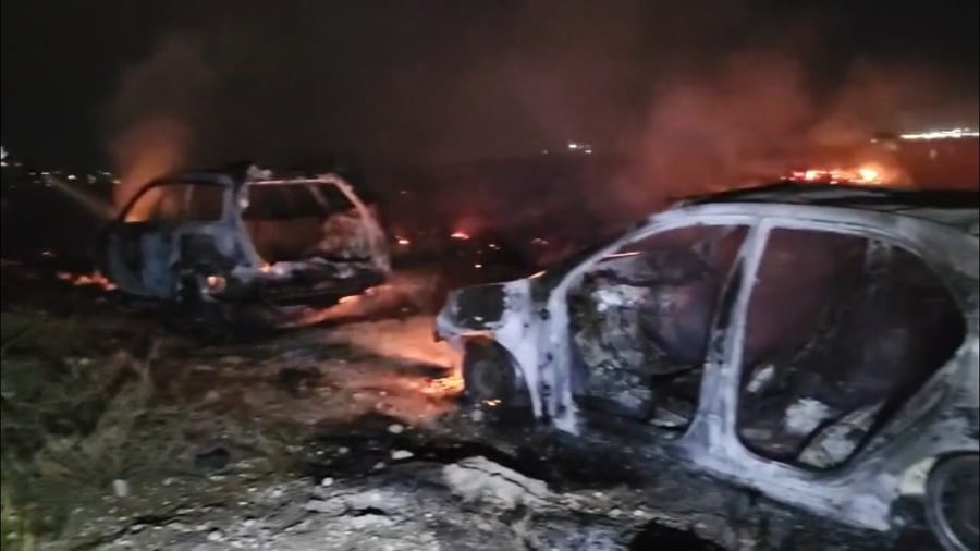 לוחמי האש פועלים לכיבוי הרכבים הבוערים