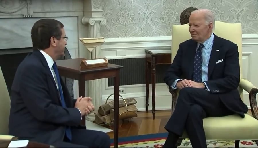 הרצוג מציג לנשיא לשעבר ביידן את האבן העתיקה