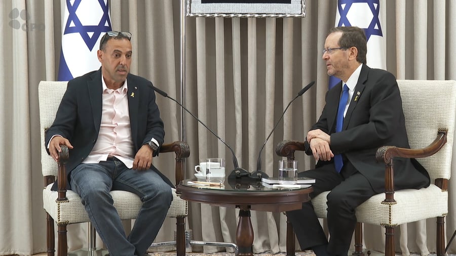 הנשיא הרצוג עם שורד השבי אלי שרעבי