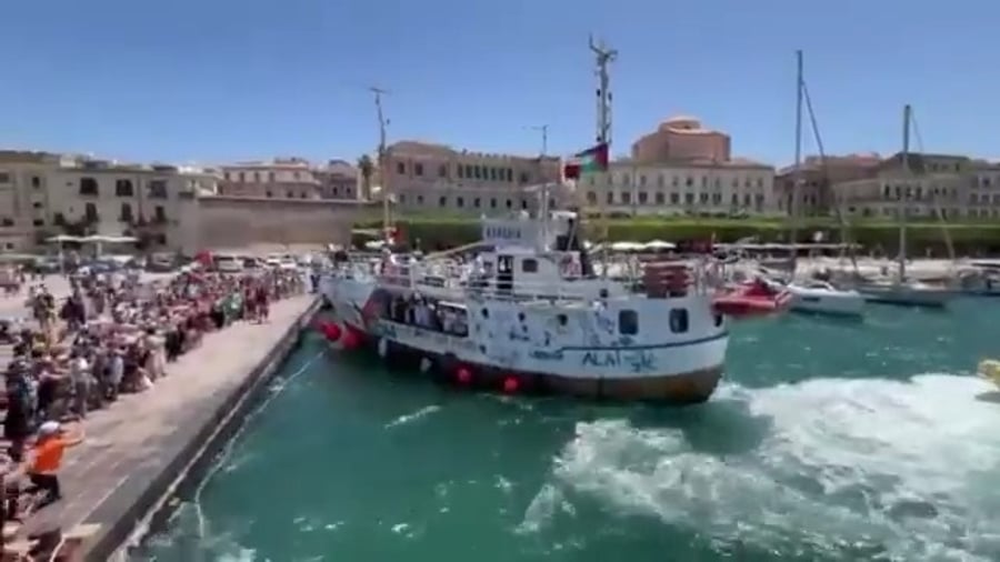 הספינה 'חנדלה' יוצאת מחופי סיצילה