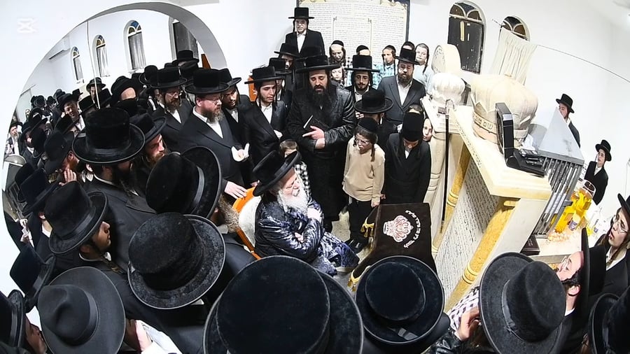 האדמו"ר מפרמישלאן בעליה לציון אביו זצ"ל