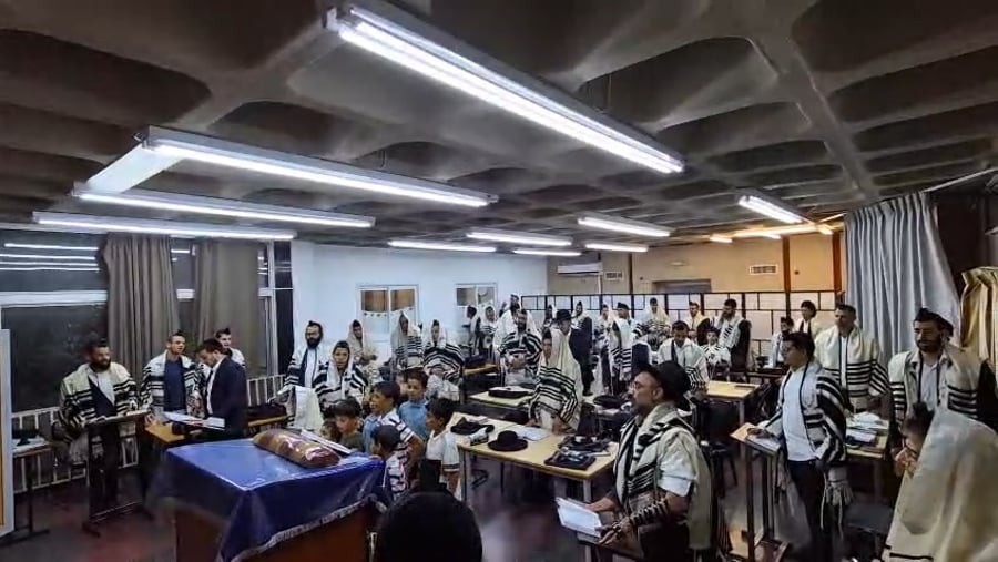 אמרית שירת הים בבית הכנסת 'מסילת ישרים' בבית וגן