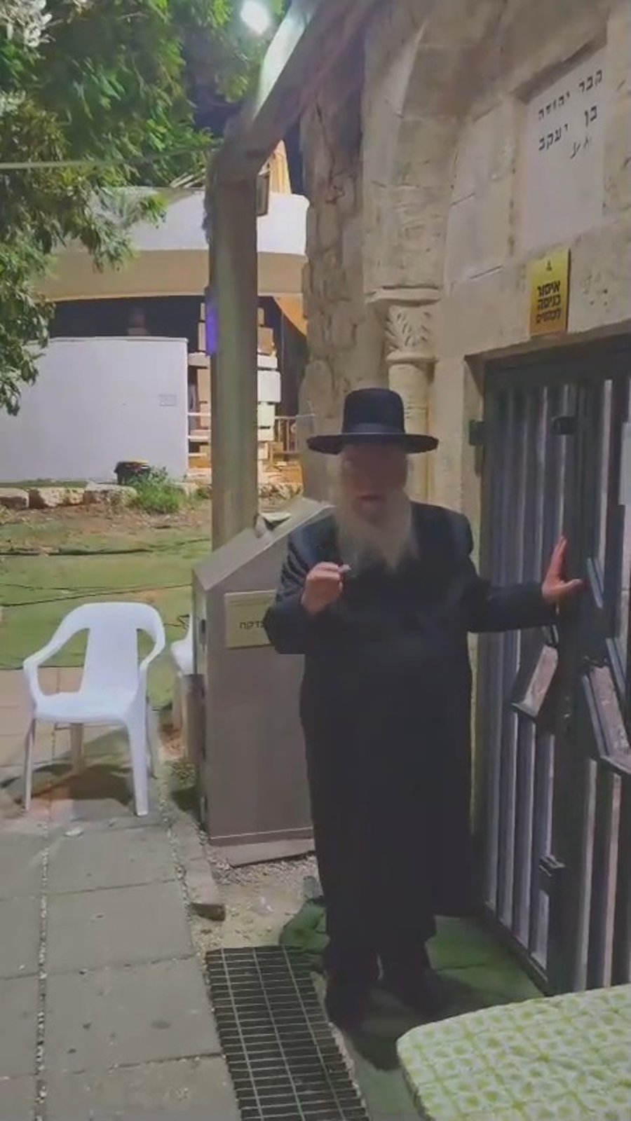 הגאון המקובל רבי בניהו שמואלי, בפתח קבר יהודה בן יעקב ביהוד