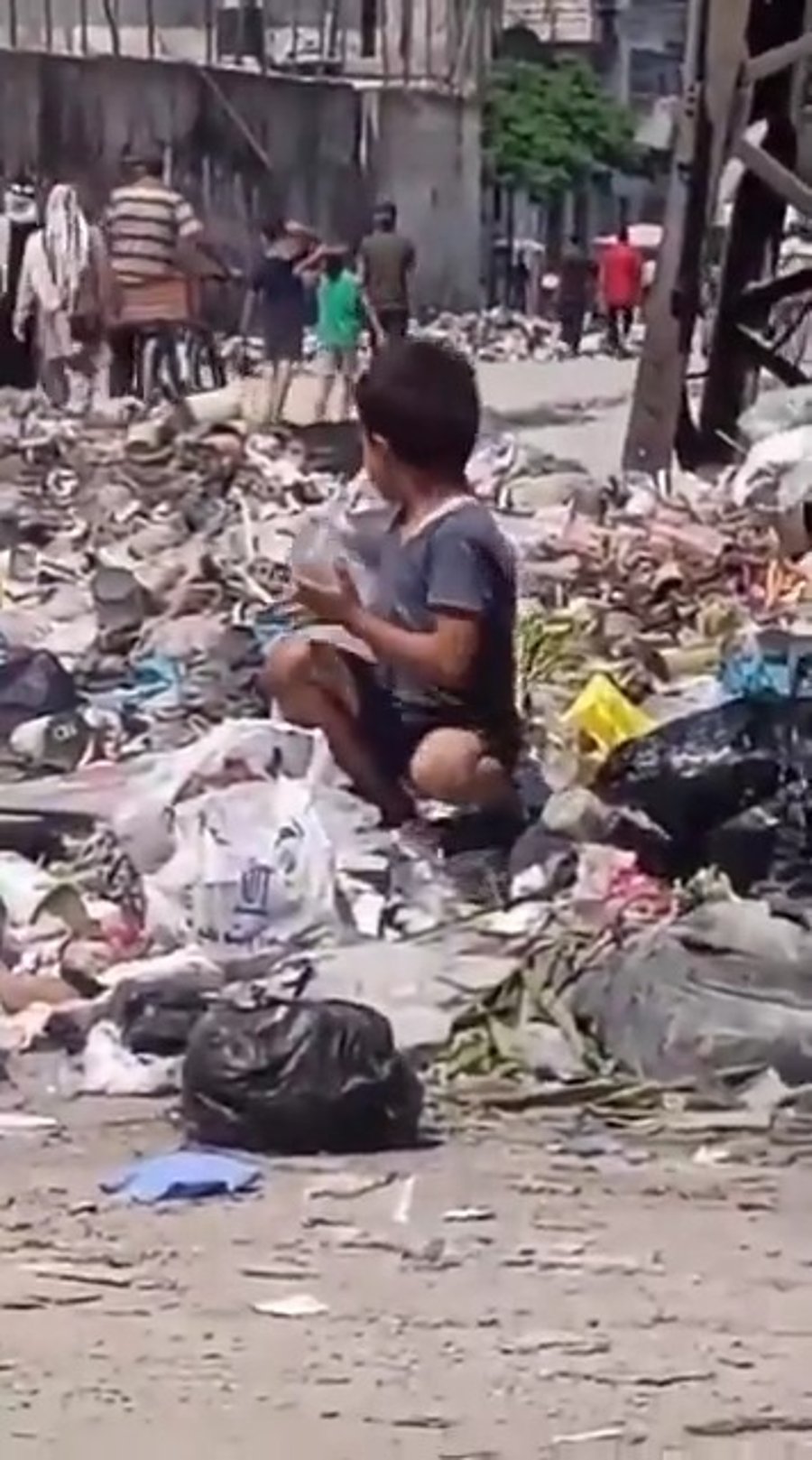 ילד פלסטיני בחורבות עזה 