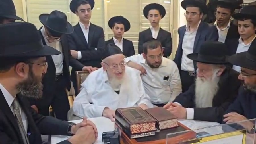 תלמידי ת"ת 'סוכת דוד' במעונו של ראש הישיבה הגרמ"צ ברגמן