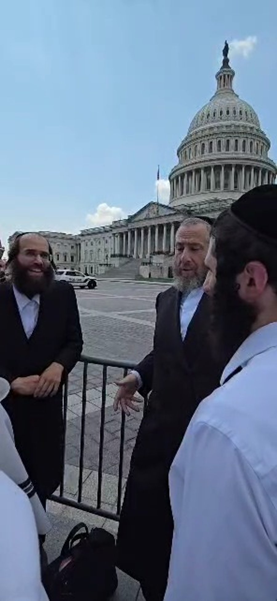 הרב עזרא פרידלנדר עם הבחורים ליד בניין הקונגרס