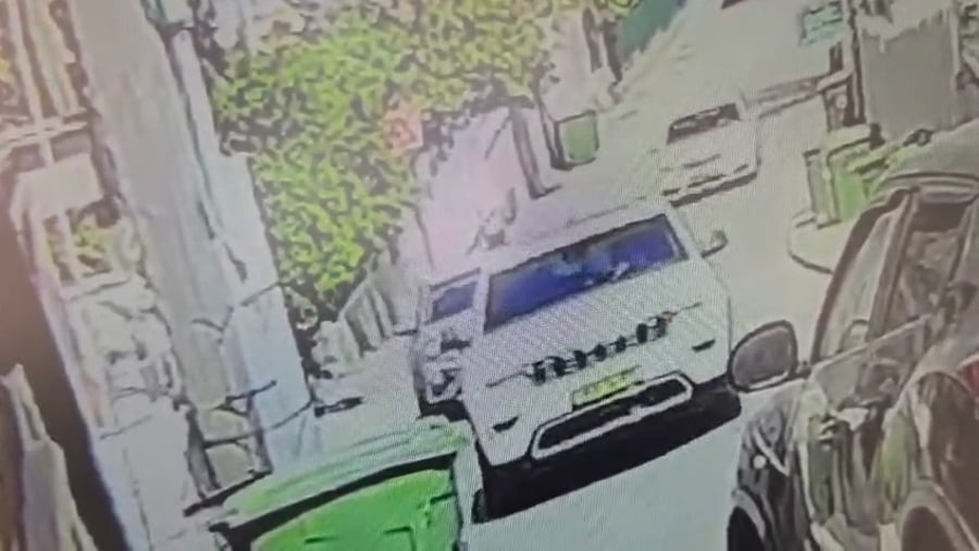 רגע ההתנגשות של הרכב ברוכב האופנוע