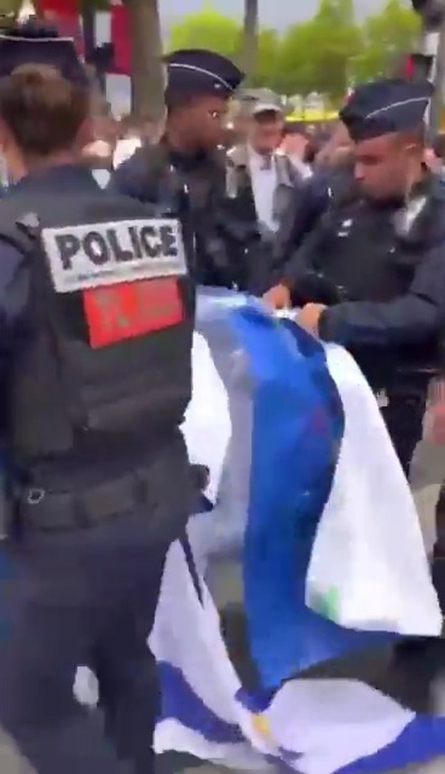 השוטרים הצרפתים תולשים שלט למען החטופים