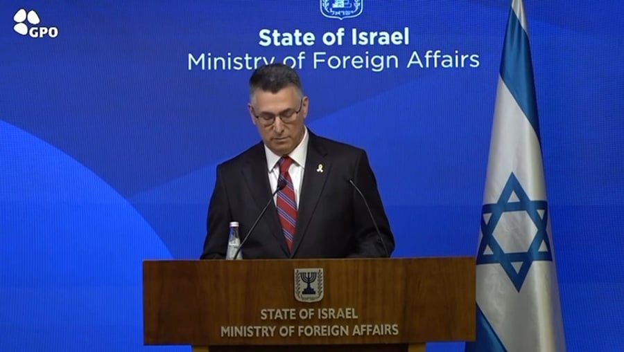 העקיצה למקרון