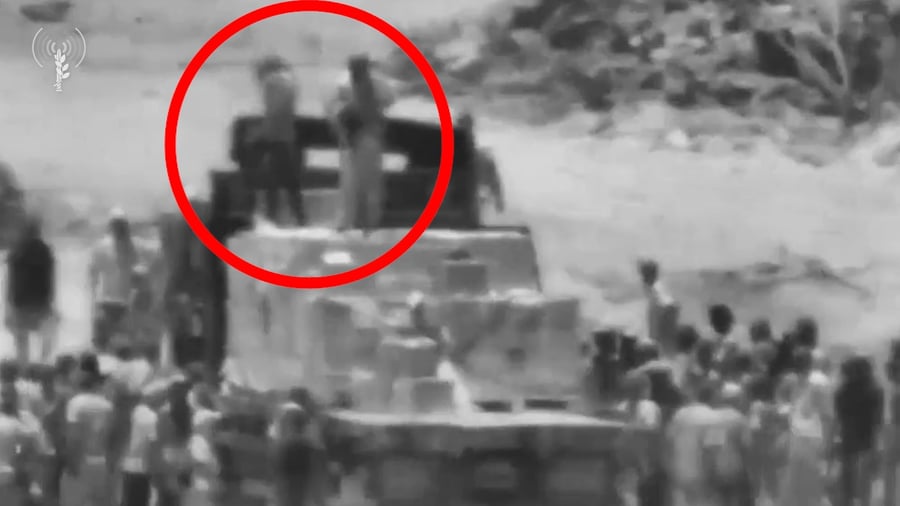 מחבלי חמאס חמושים בוזזים את הסיוע ההומניטרי