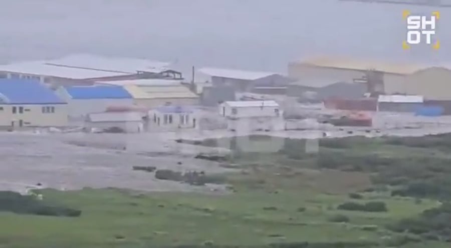 בתים מוצפים במים ברוסיה בעקבות הצונאמי