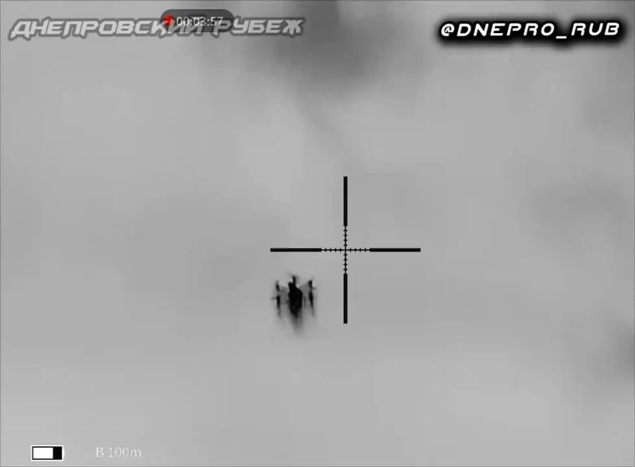 חיילים רוסים מורידים רחפן 'באבא יאגא'