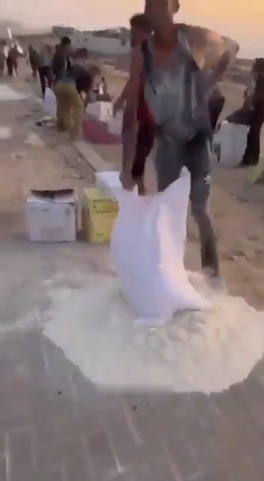 שופכים את הקמח על הרצפה