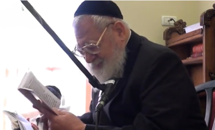 מרן זצ״ל בקריאת הקינות 